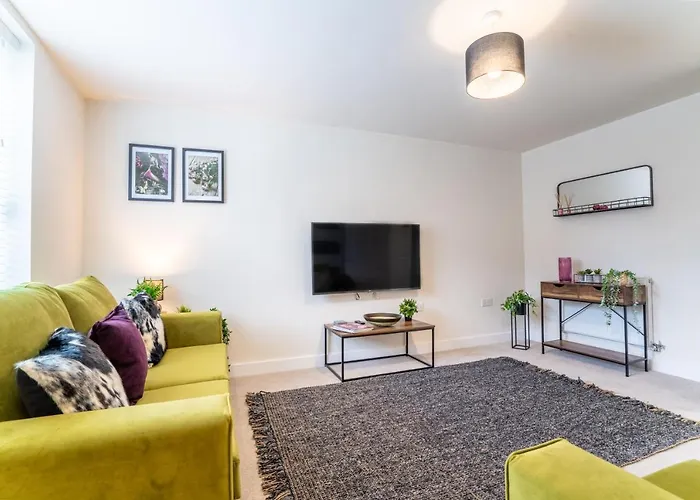 Saltbox Stays - Modern 3 Bed With Off-Street Parking For 2 Cars, Fast Wifi, Sleeps 6